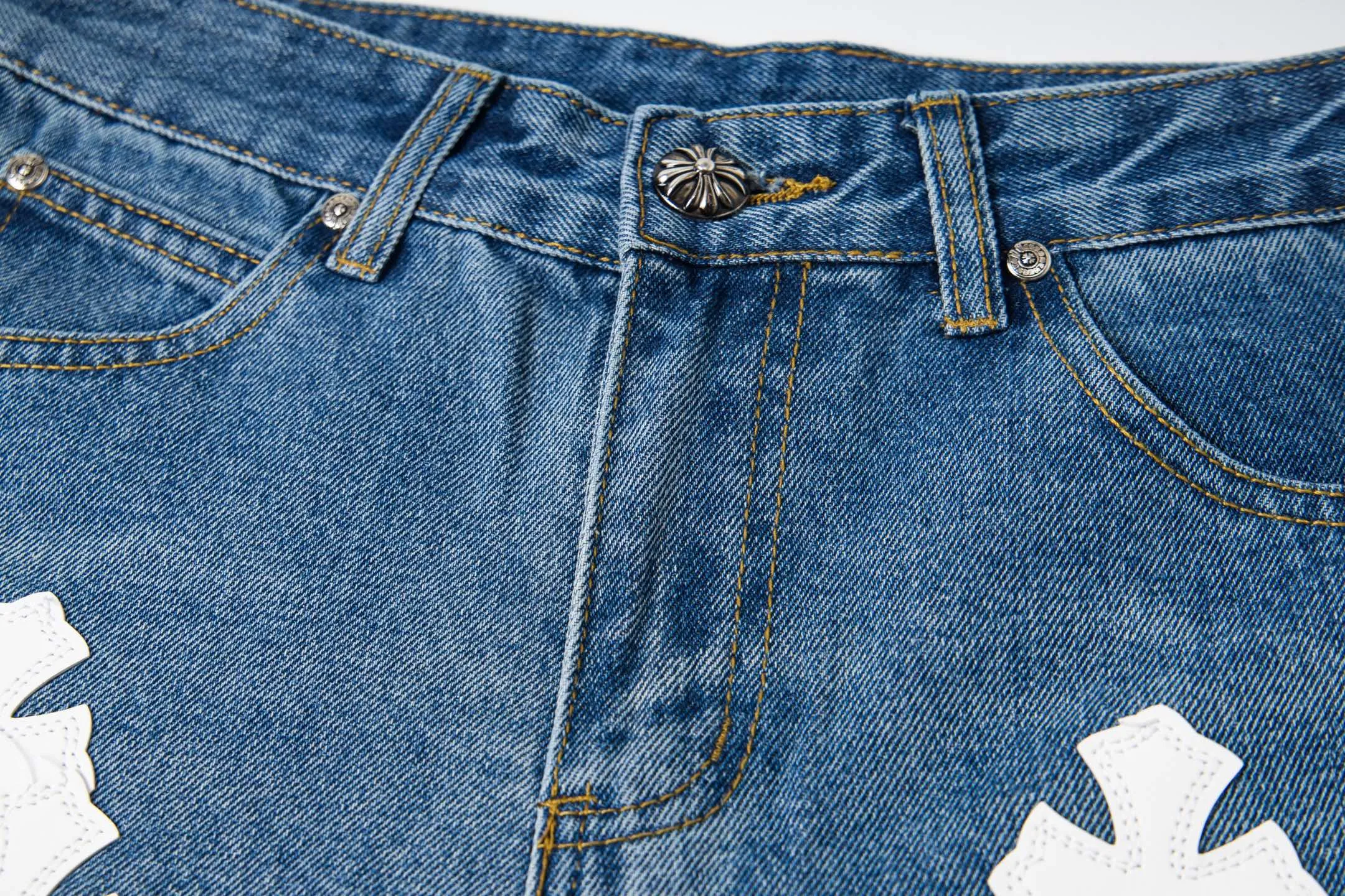 P210 Chrome Hearts jeans, blue and white leather. As we all know, chromehearts jeans use vintage Levis jeans as the base for creation. They usually add their own unique silver buckles and silver ornaments, plus leather embellishments. This is what doubles the value of these vintage jeans. Because the base is vintage jeans, the jeans themselves have become very soft and comfortable after years of baptism. This can be distinguished from ordinary jeans. Regarding the size, you should also refer to the pants data. Style number: 1780# Size: 28 30 32 34 36